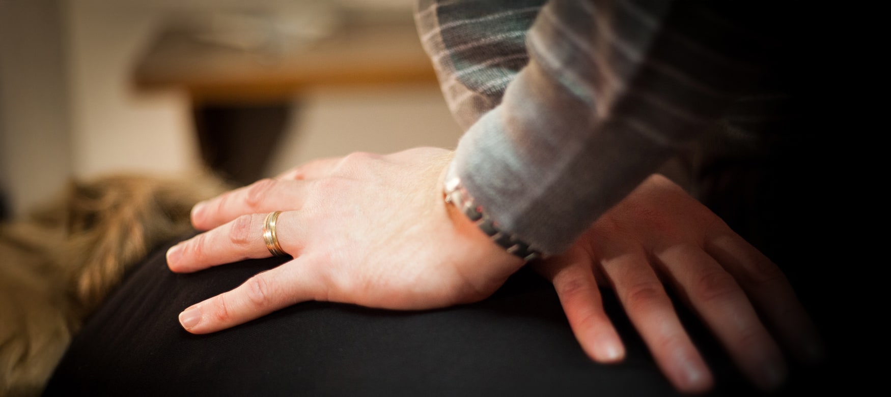 Ajustement chiropratique avec les mains sur le dos d’un patient