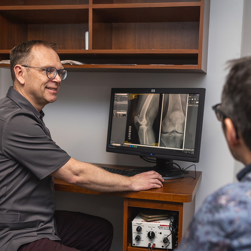 Analyse d’une radiographie du genou lors d’une consultation en clinique chiropratique