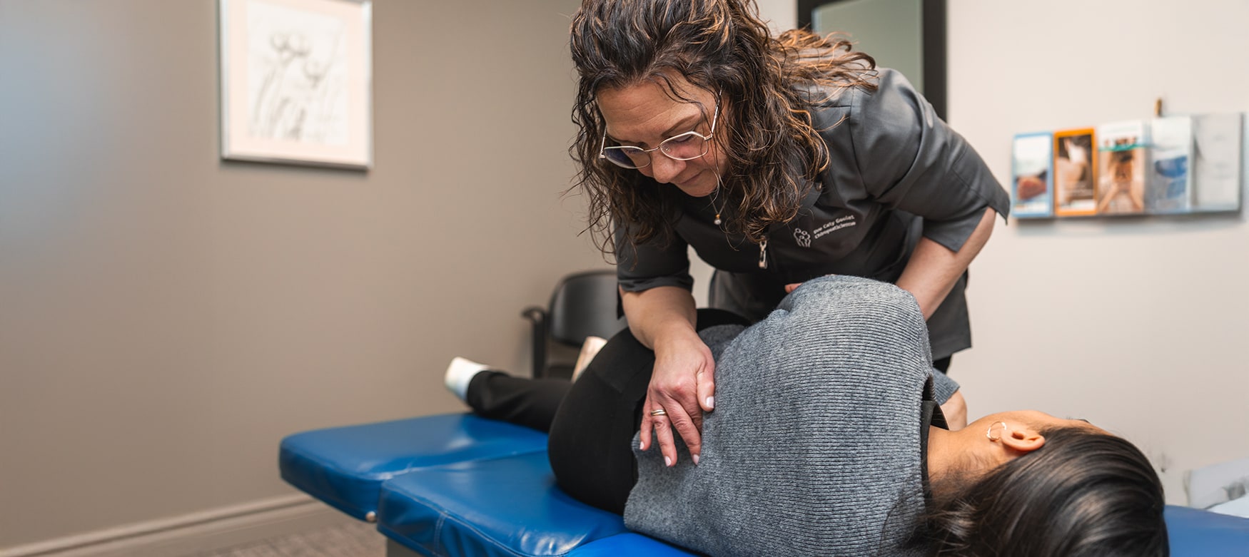 Chiropraticienne effectuant un ajustement spinal sur une patiente dans une salle de traitement