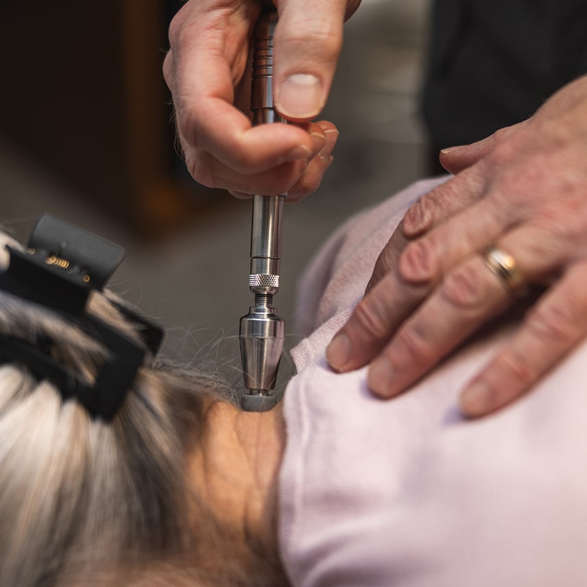 Traitement chiropratique à la nuque avec l’instrument Activator