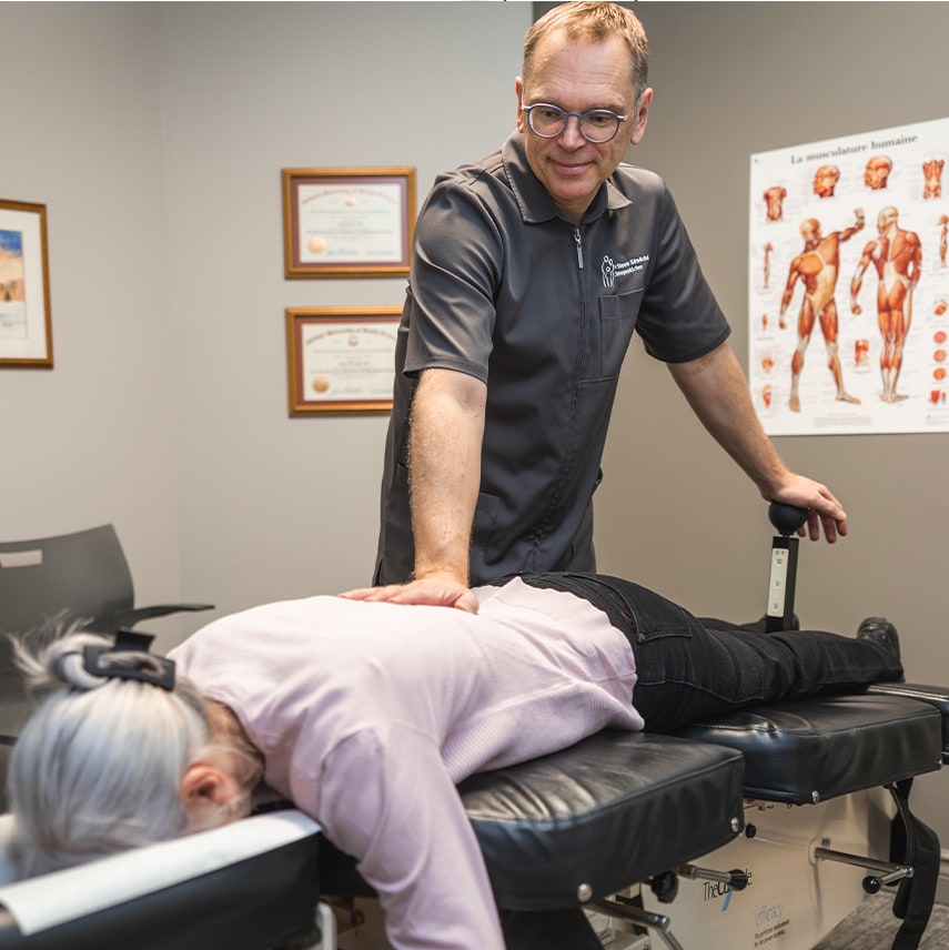 Traitement chiropratique avec la technique Cox sur une table de flexion-distraction